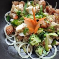 可能是豆腐、煙燻鮭魚和生魚片的圖像