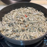 可能是義大利麵和鯷魚的圖像