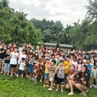 可能是 3 個人和微笑的人的圖像