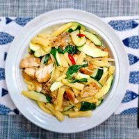可能是煙燻鮭魚、豆腐和義大利麵的圖像