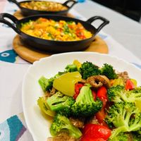 可能是燉小牛膝、西班牙大鍋飯和豆腐的圖像