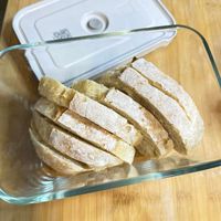 Puede ser una imagen de pan de centeno y baguette