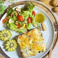 Puede ser una imagen de baguette, grisín, pastel de carne y puré de papas y texto