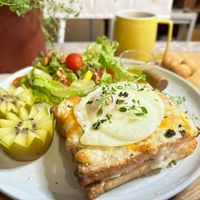 Puede ser una imagen de pastel de carne y puré de papas, huevo poché y tarta cerrada