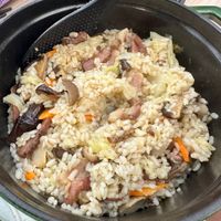 可能是西班牙大鍋飯、炒飯、香菇和文字的圖像