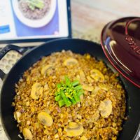 可能是炒飯、燉小牛膝、西班牙大鍋飯、北非小米飯和顯示的文字是「 STA 」的圖像