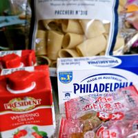 可能是豆腐、義大利麵、炒麵和文字的圖像