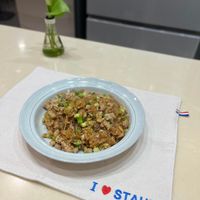 可能是炒飯、印度香料飯和顯示的文字是「 I STAUB 」的圖像