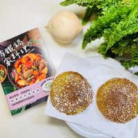 可能是豆腐、炸丸子、椰子馬卡龍、炒麵和文字的圖像