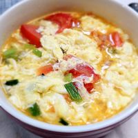 可能是水波蛋、拉麵、歐姆蛋、豆腐和粥的圖像