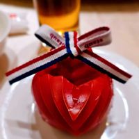 可能是蘋果、紅心、水果塔和草莓的圖像