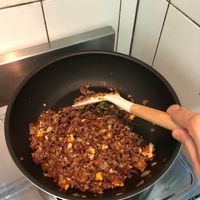 可能是炒飯、豆腐和蔬菜的圖像