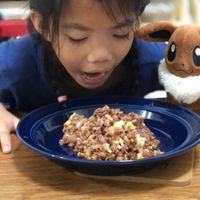 可能是 1 人、肉排、炒飯和印度香料飯的圖像