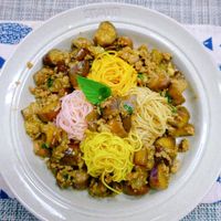 可能是豆腐、炒麵、香菇、麵、義大利麵和顯示的文字是「 STAUB 」的圖像