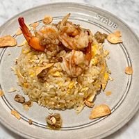 可能是西班牙大鍋飯、印度香料飯、炒飯和蝦的圖像