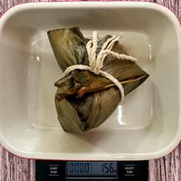 可能是食物和顯示的文字是「 STAUB START STOP ON/OFF TARE 」的圖像