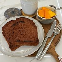 可能是咖啡和黑麥麵包的圖像