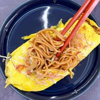 可能是炒麵、歐姆蛋、麵和拉麵的圖像