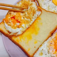 可能是蛋黃和水波蛋的圖像