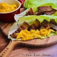 可能是肉排和顯示的文字是「 S0V1S Coco Love Cuisine 」的圖像