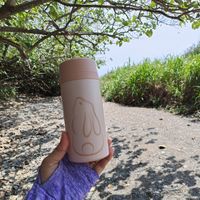 可能是 1 人、飲料和顯示的文字是「 2023.04. 阿塑壹」的圖像