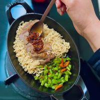 可能是炒麵、拉麵、義大利麵和文字的圖像