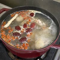 可能是火鍋、麵和龍眼的圖像