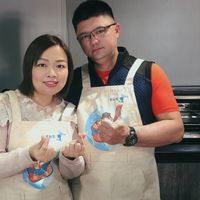 可能是 2 個人、大家站著和室內的圖像