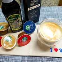 可能是‎飲料、食物、室內和‎顯示的文字是「 ‎NOCELLARA oliva ESPRESSO ESPRESSO 한2ደ대 h اه MACCHIATO MACCHIA I STAUB‎ 」‎‎ 的圖像