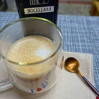 可能是飲料和顯示的文字是「 NOCELLARA NOCEL RITEE I STAUB 」的圖像