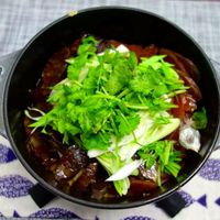可能是食物和顯示的文字是「 STAUB STAUB 」的圖像