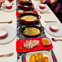 可能是 1 人、食物和室內的圖像
