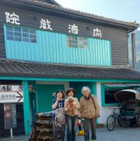 可能是 3 個人、大家站著和戶外的圖像