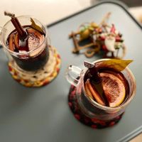可能是飲料、食物和室內的圖像
