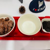 可能是食物、室內和顯示的文字是「 I STAUB STAUB STAUB 」的圖像