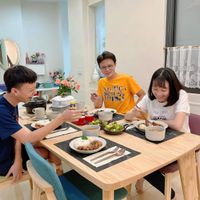 可能是 4 個人、大家坐著、食物和室內的圖像
