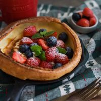 可能是甜點、草莓和室內的圖像