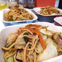 可能是炒麵和室內的圖像