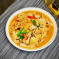 可能是炒麵和室內的圖像