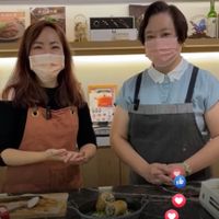 可能是 2 個人、食物和室內的圖像