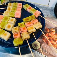 可能是烤羊肉串和室內的圖像