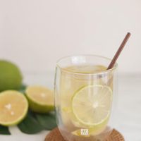 可能是飲料、食物、水體和室內的圖像