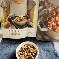 可能是 1 人、食物和室內的圖像