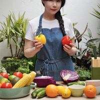 可能是 1 人、站立、食物和室內的圖像