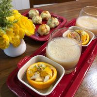 可能是食物、室內和顯示的文字是「 STAUB S 」的圖像