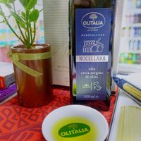 可能是室內和顯示的文字是「 OLITALIA GOURMET MONOCULTIVAR NOCELLARA MON olio extravergine extra vergine di oliva 100% taliano 500ml 601 OLITALIA 」的圖像