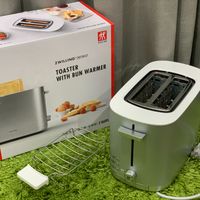可能是室內和顯示的文字是「 NFINIGY YOASTER M ZWILLING ZWILLING ENFINIGY TOASTER WITH BUN WARMER 」的圖像