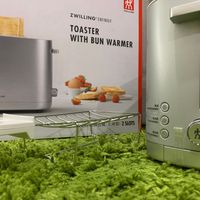 可能是室內和顯示的文字是「妆 ZWILLING ZWILLING ENFINIGY TOASTER WITH BUN WARMER ZWILLING 」的圖像