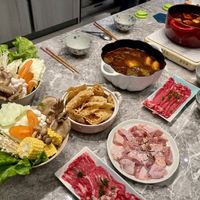 可能是火鍋和室內的圖像