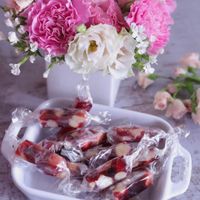 可能是食物、花和室內的圖像